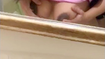 Algeriana gostosa leva rola na buceta safada no banheiro