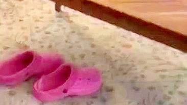 Vadia iraquiana excitada exibe a buceta peluda e brinca em POV