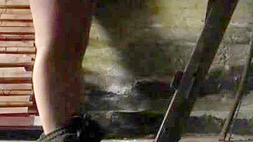 Mãe iraniana gorda leva rola grossa no cu no porão