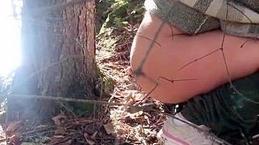 Árabe XXX safada de hijab tira a calça pra mijar na floresta