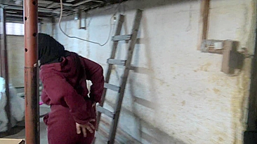 Mamãe saudita XXX rebola sua bunda grande pra câmera na garagem