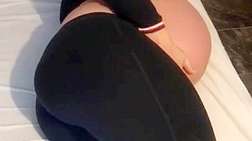 Mãe iraquiana grávida deita na cama e provoca com os peitos