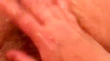 Mãe síria nua exibe a buceta peluda sexy na banheira