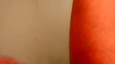 Egípcia safada XXX mostra os pés enquanto toma banho