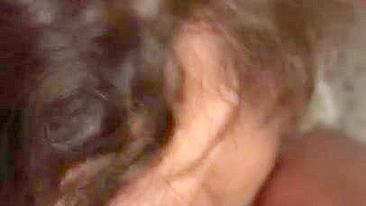 Persa peituda impressiona o cara com um boquete incrível