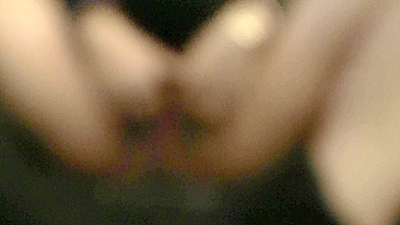 Close-up quente de mãe persa brincando na buceta peluda