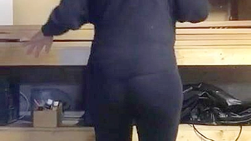 Mãe muçulmana de hijab rebola o bundão grosso dançando