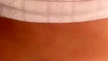 Cara fica excitado brincando com o bundão da namorada árabe