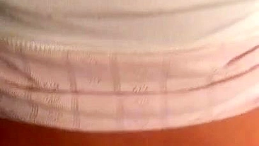 Cara fica excitado brincando com o bundão da namorada árabe