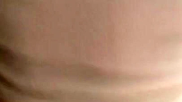 Cara fica excitado brincando com o bundão da namorada árabe