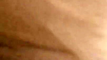 Cara fica excitado brincando com o bundão da namorada árabe