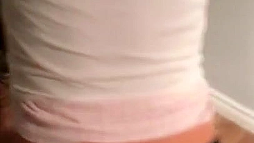 Cara fica excitado brincando com o bundão da namorada árabe