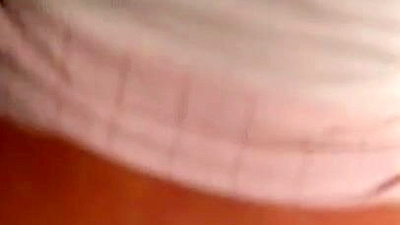 Cara fica excitado brincando com o bundão da namorada árabe