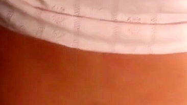 Cara fica excitado brincando com o bundão da namorada árabe