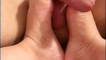 Mãe árabe experiente dá punheta com pés pro marido tarado