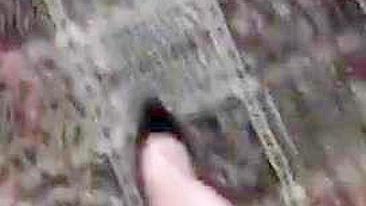 Mãe síria safada revela pés sexys de salto e provoca o homem