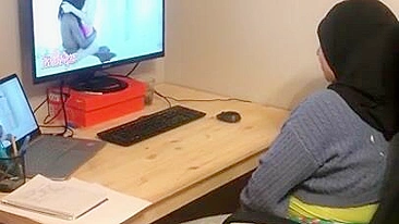 Cara pega meia-irmã muçulmana se masturbando vendo pornô