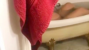 Tarado espia meia-irmã árabe grávida no banheiro