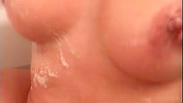 Gorda egípcia amadora brinca com tetas durinhas na banheira