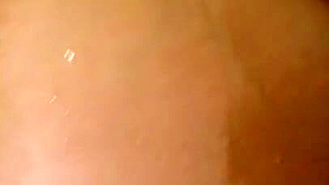 Mãe síria grávida exibe barrigão sexy e tetas grandes