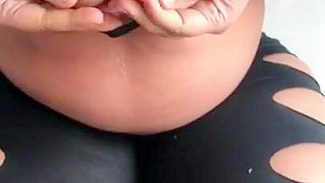 Gordinha libanesa mostra peitões e abre a buceta