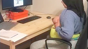 Libanesa de hijab mostra as tetas na webcam com negão em casa