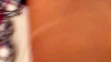 Cara tarado de Omã mete na buceta molhada da safada rabuda de quatro