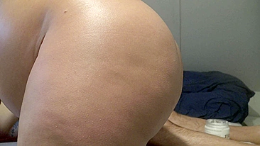 BBW árabe de rabo enorme massageia e punheta o pau do cara