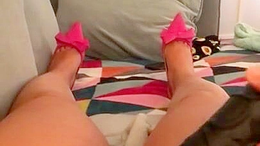 Turca usa dildo preto grande pra brincar com sua boceta XXX sozinha