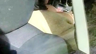 Mãe árabe quente de meias toca peitos e se masturba no carro
