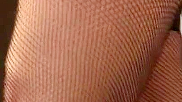 Mãe egípcia de meias desfila e rebola bunda grandona na cam