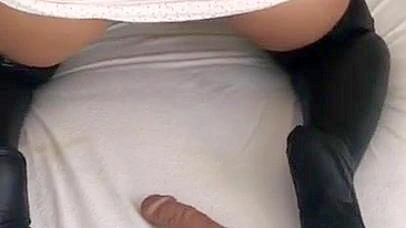 Garota árabe posa nua com buceta e bunda à mostra na câmera