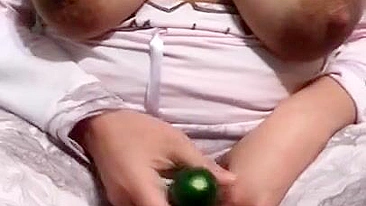 Esposa egípcia natural de pijama usa pepino em show safado