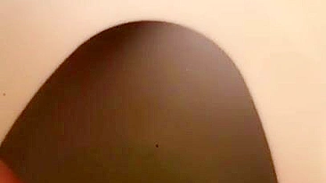 Mãe egípcia curte mijar em vídeo solo XXX toda feliz