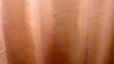 Mãe árabe safada é flagrada nua no chuveiro pelo câmera XXX