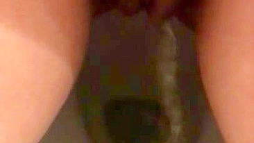 Mãe árabe filma buceta peluda mijando em vídeo solo safado