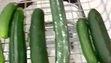 Mamãe árabe feliz pega pepinos variados pro show safado em casa