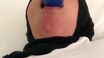 Brinquedo azul safado na boca da mamãe de Dubai de top branco e calça colorida