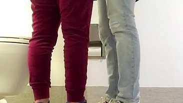 Cara apalpa mamãe palestina casada e faz ela mostrar as nádegas bundudas safadas