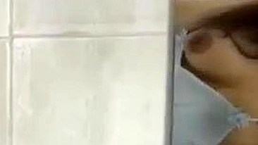 Novinha palestina amadora tem a xana XXX fodida de costas no banheiro