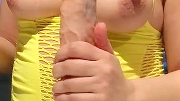 Vadia muçulmana peituda mostra como mama pau de borracha