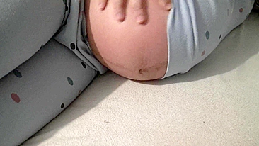 Mamãe tunisiana grávida exibe barrigão XXX em clipe amador