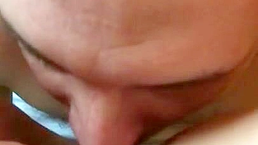 Mãe turca abre as pernas pra careca dar uma chupada gostosa