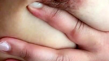 Mãe árabe tenta lamber o mamilo durinho com sua língua safada