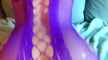 Mãe árabe sexy de vestido roxo justo balança bundão pulando em pornô XXX