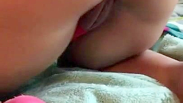 Mãe qatari curvilínea dá tapa no próprio rabo quente XXX coberto de calcinha vermelha