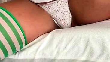 Mãe árabe de meias listradas exibe peitos safados XXX na cam acesa