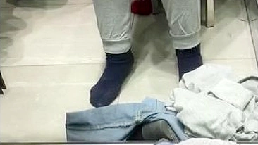 Mãe árabe senta no espelho e filma sua masturbação safada XXX