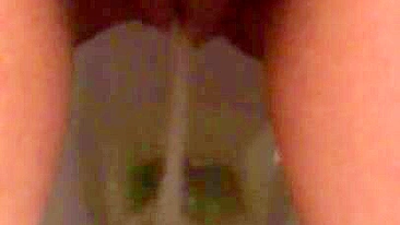 Mãe do Catar filma sua própria buceta XXX sentada no vaso mijando
