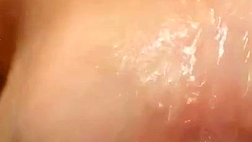 Mãe safada do Catar lava as tetas no banho e grava vídeo caseiro porno